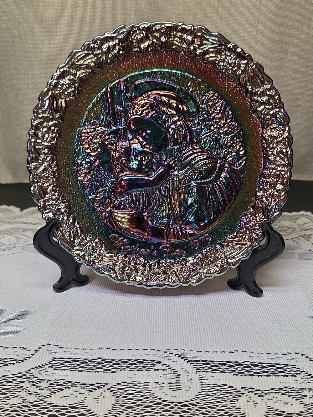 1978  Madonnina - No Box Mother'S Day Plate-Carnival Glass‎ by Fenton
